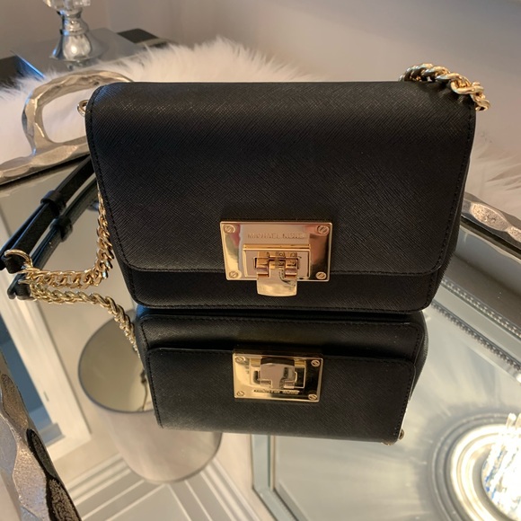 Michael Kors Handbags - Michael kors crossbody/shoulder bag.